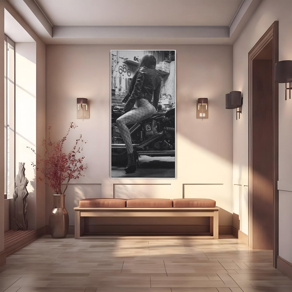 Tablou canvas cu tablou canvas cu femeie pe motocicleta, in rama de aluminiu argintiu